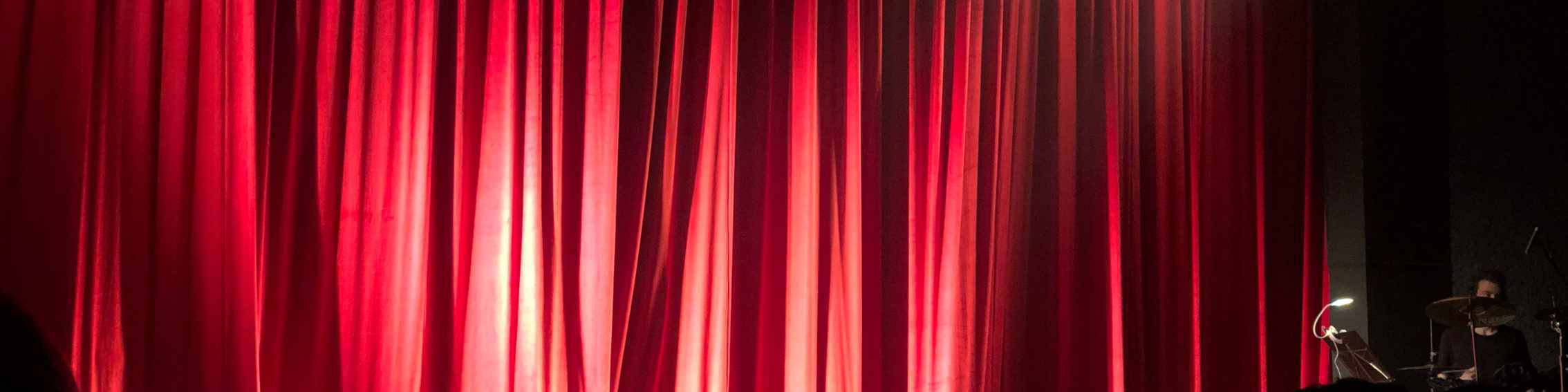 Schauspieler in bunten indischen Gewändern stehen auf einer Bühe